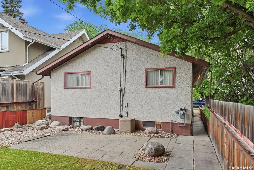 924 9th Avenue N Saskatoon SK S7K 2Z4