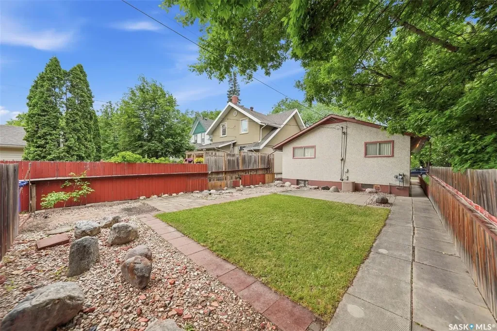 924 9th Avenue N Saskatoon SK S7K 2Z4