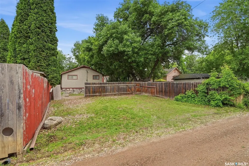 924 9th Avenue N Saskatoon SK S7K 2Z4