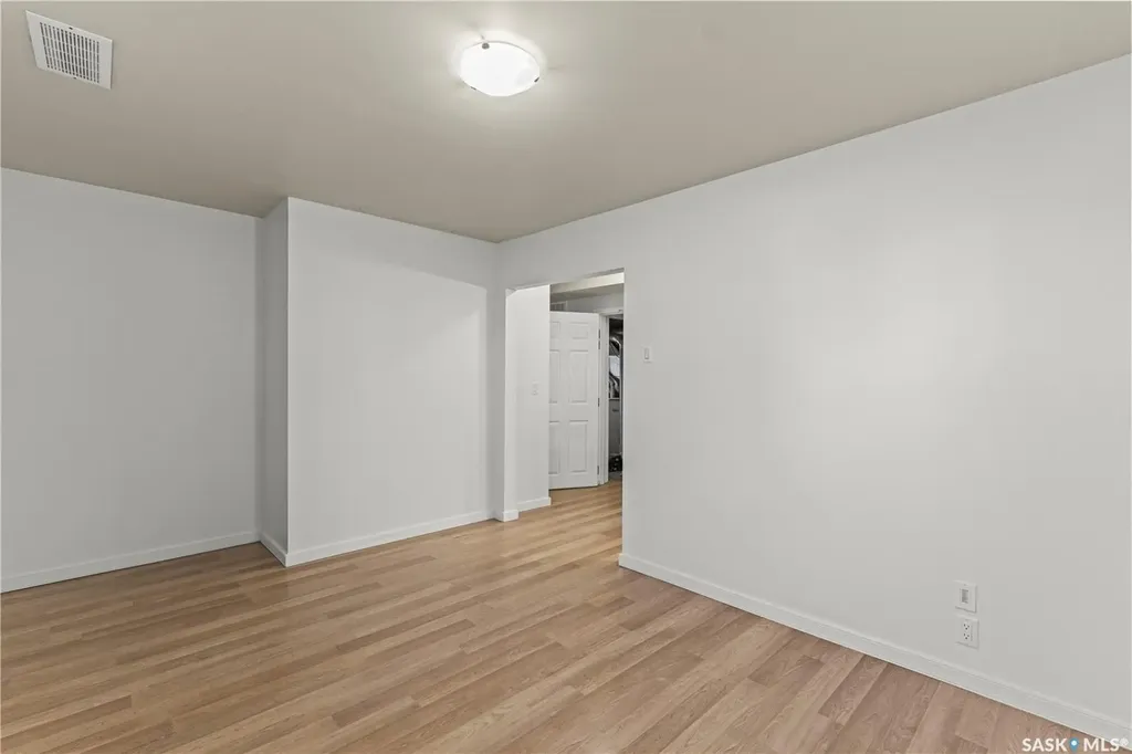 325 V Avenue S Saskatoon SK S7M 3E4