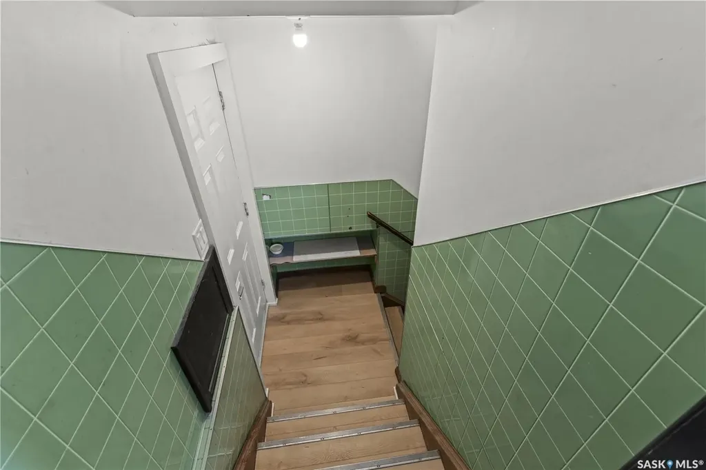 325 V Avenue S Saskatoon SK S7M 3E4