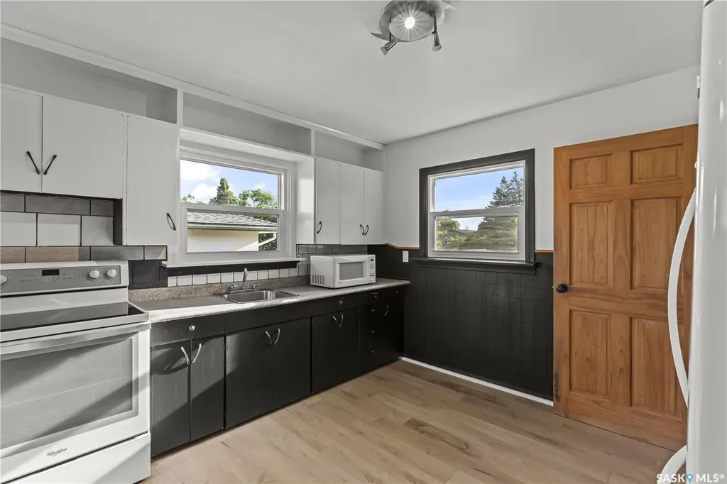 325 V Avenue S Saskatoon SK S7M 3E4