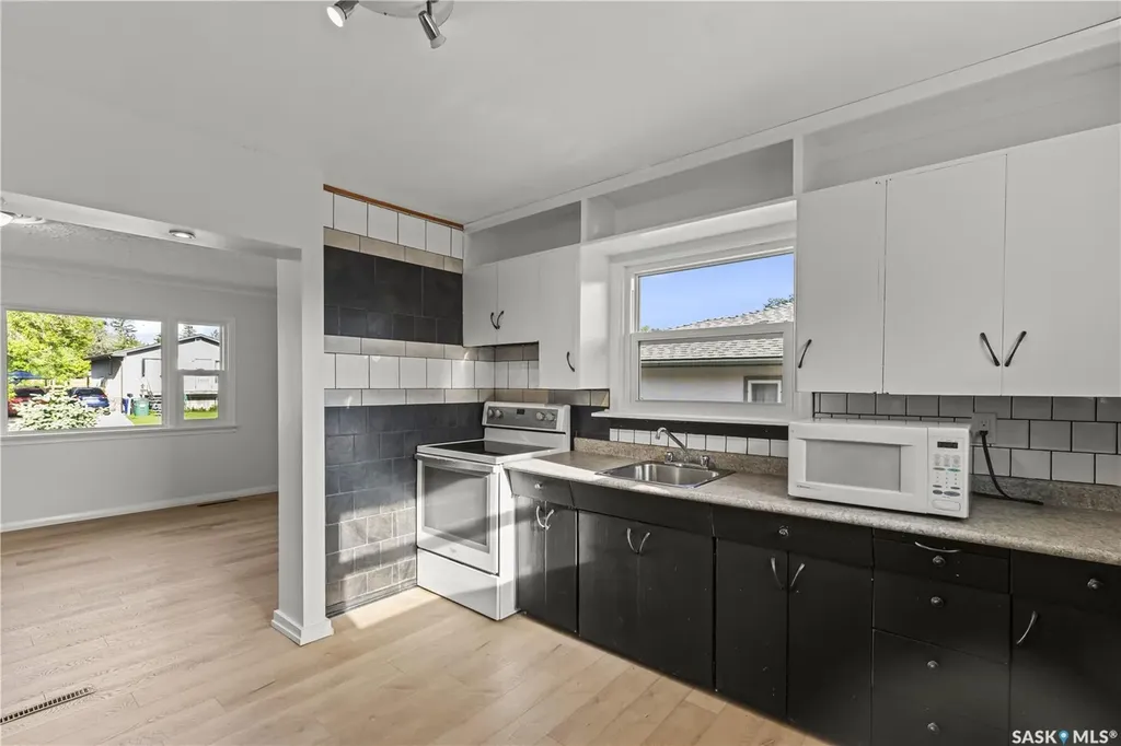 325 V Avenue S Saskatoon SK S7M 3E4
