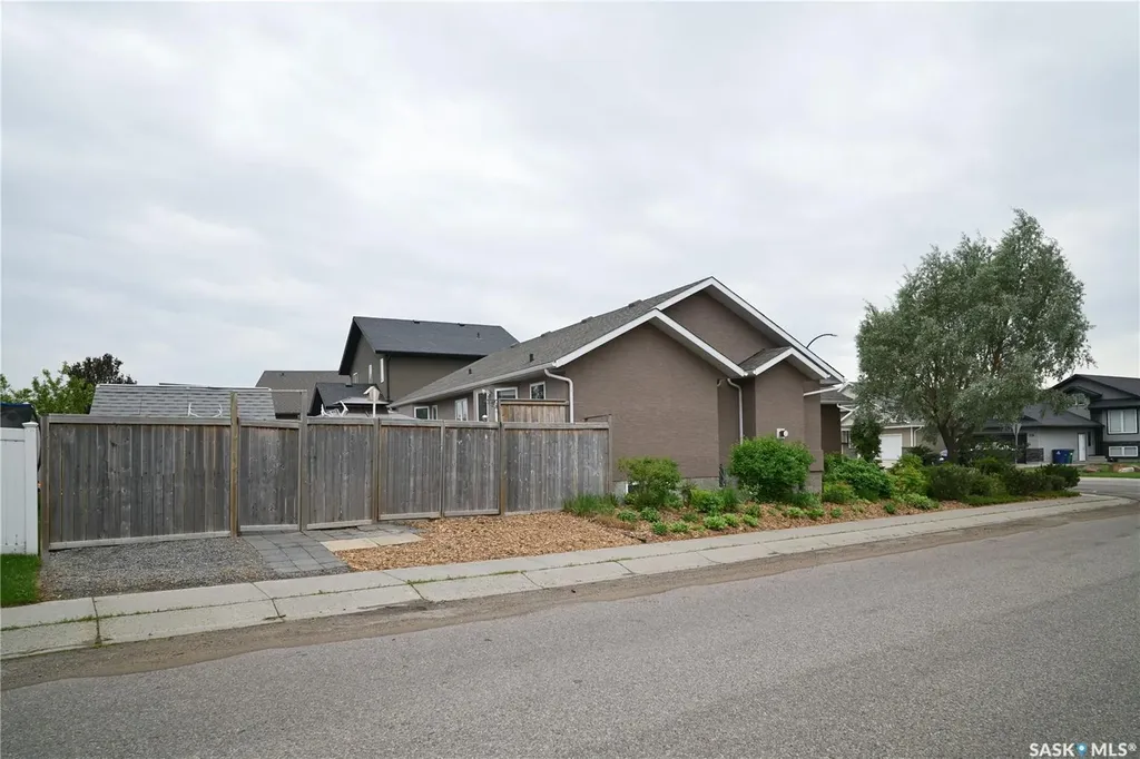 319 Stefaniuk Crescent Saskatoon SK S7H 0H6