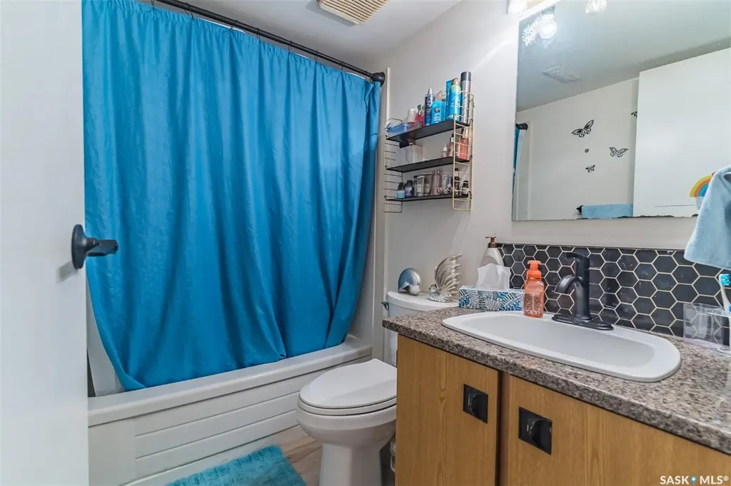 837 Kingsmere Boulevard Saskatoon SK S7J 4C4