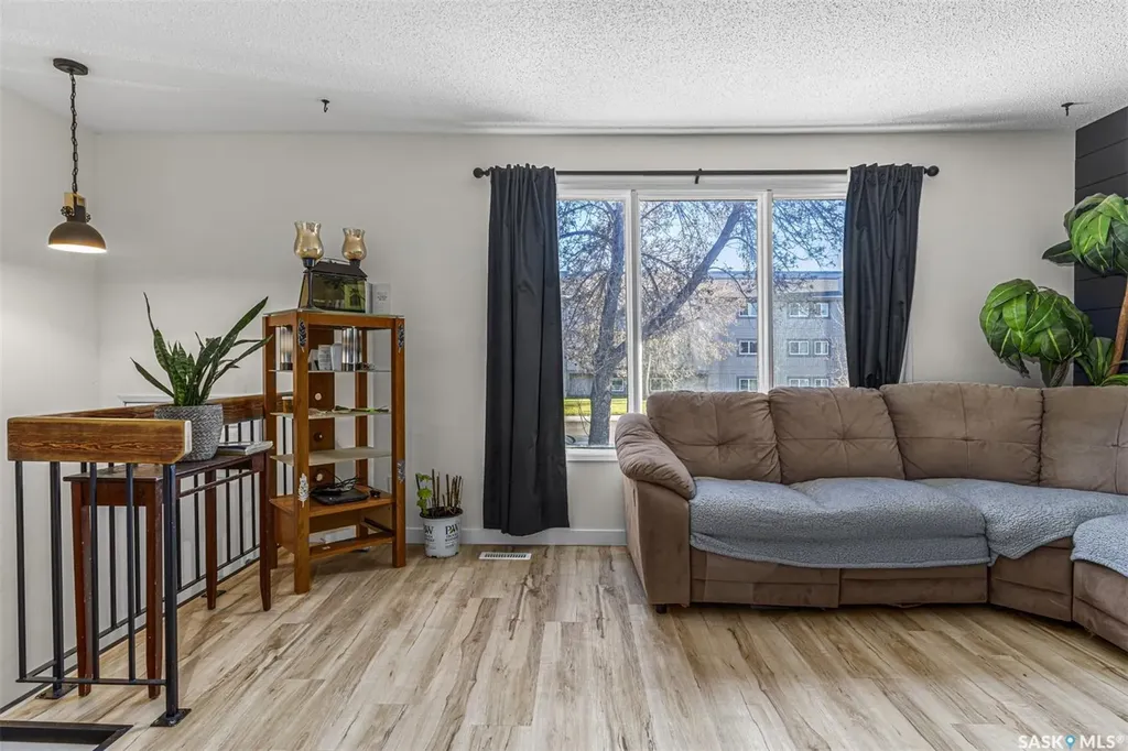 837 Kingsmere Boulevard Saskatoon SK S7J 4C4