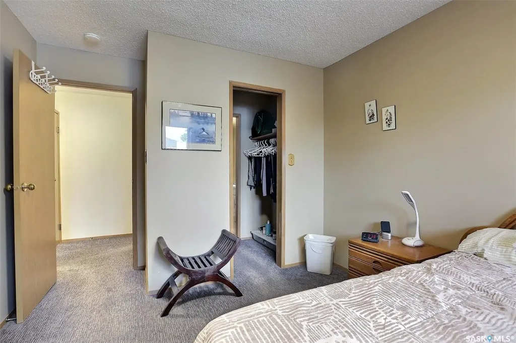 2406 Heseltine Road Regina SK S4V 1N9