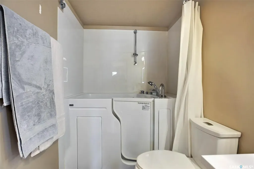 2406 Heseltine Road Regina SK S4V 1N9