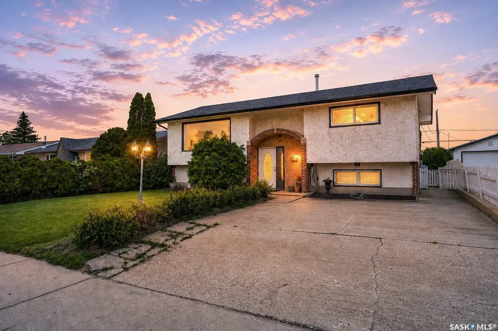 1319 Stadacona Street W Moose Jaw SK S6H 6M9