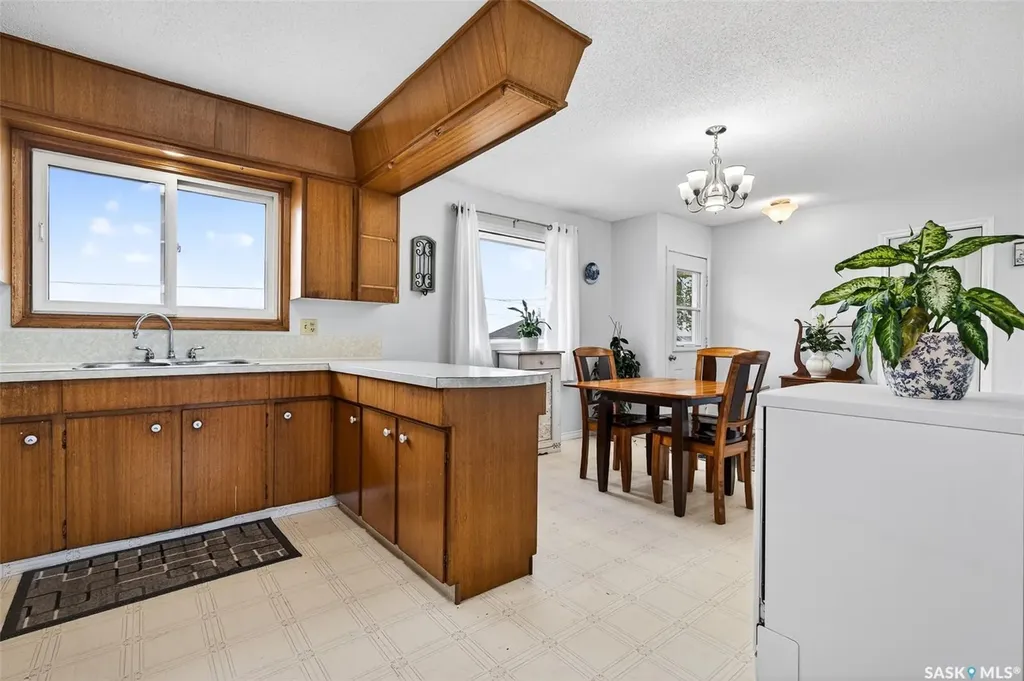 1319 Stadacona Street W Moose Jaw SK S6H 6M9