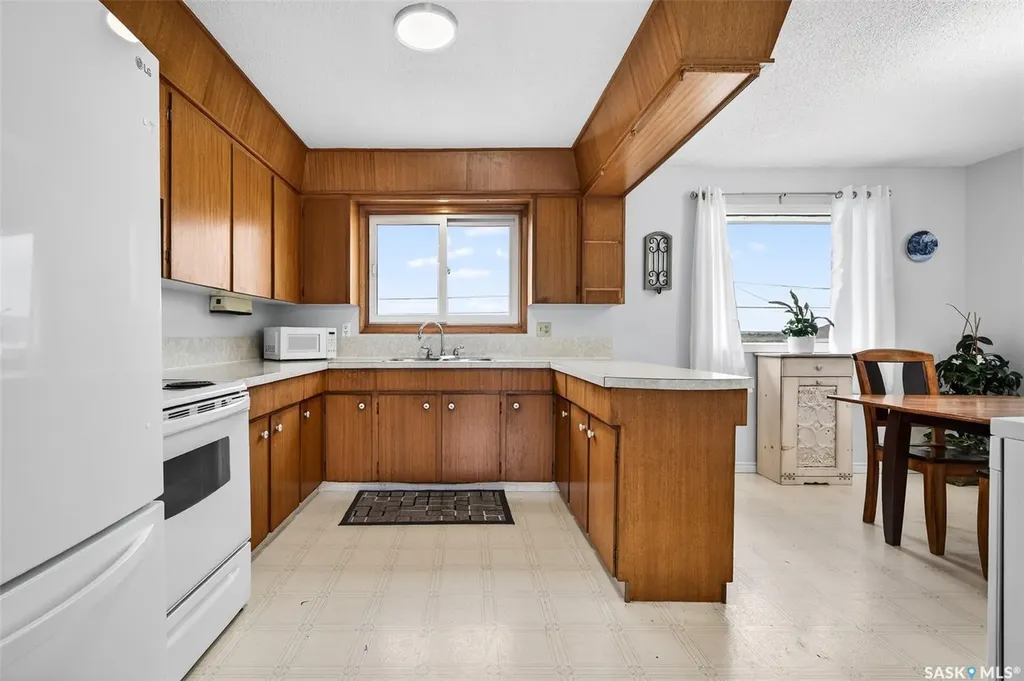 1319 Stadacona Street W Moose Jaw SK S6H 6M9