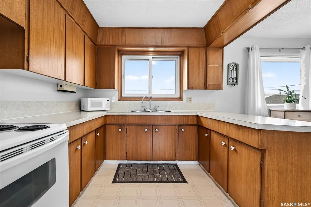 1319 Stadacona Street W Moose Jaw SK S6H 6M9
