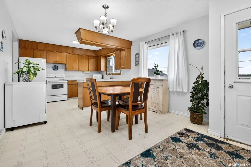 1319 Stadacona Street W Moose Jaw SK S6H 6M9
