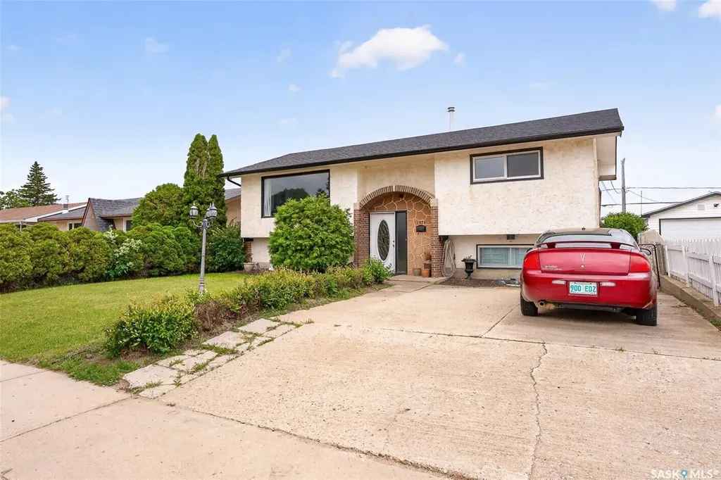 1319 Stadacona Street W Moose Jaw SK S6H 6M9