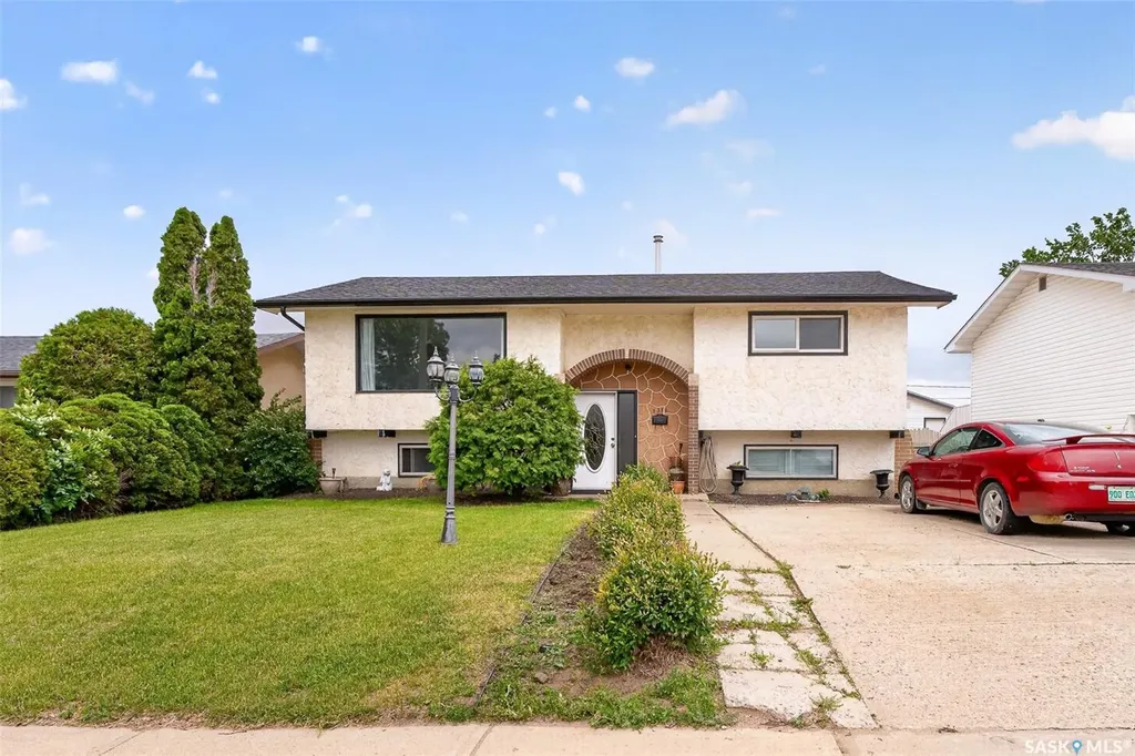 1319 Stadacona Street W Moose Jaw SK S6H 6M9