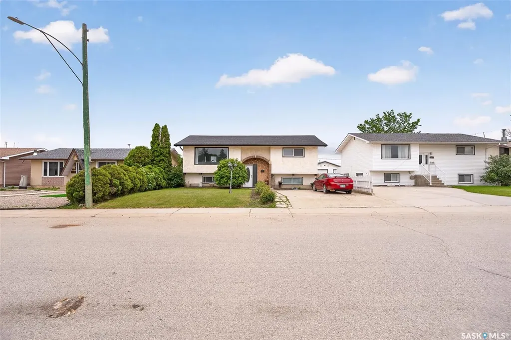 1319 Stadacona Street W Moose Jaw SK S6H 6M9