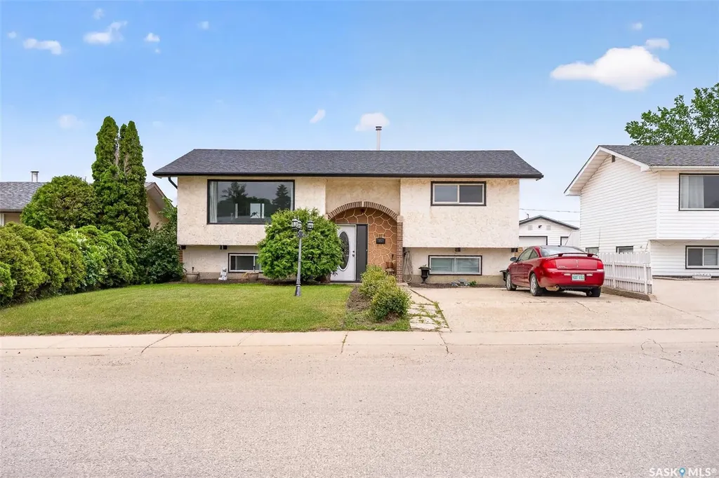 1319 Stadacona Street W Moose Jaw SK S6H 6M9