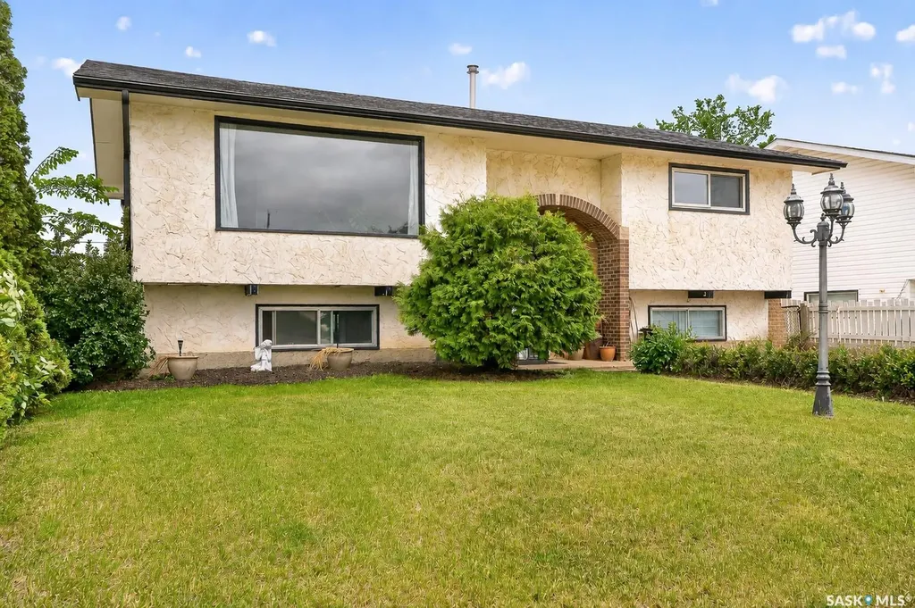 1319 Stadacona Street W Moose Jaw SK S6H 6M9