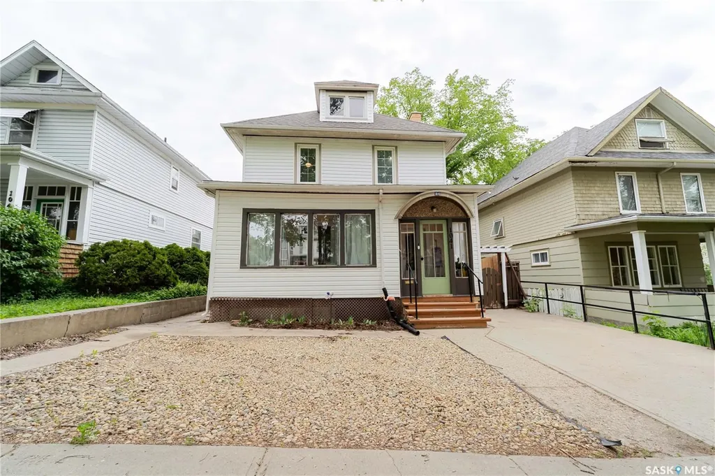 1041 2nd Avenue NW Moose Jaw SK S6H 3R3