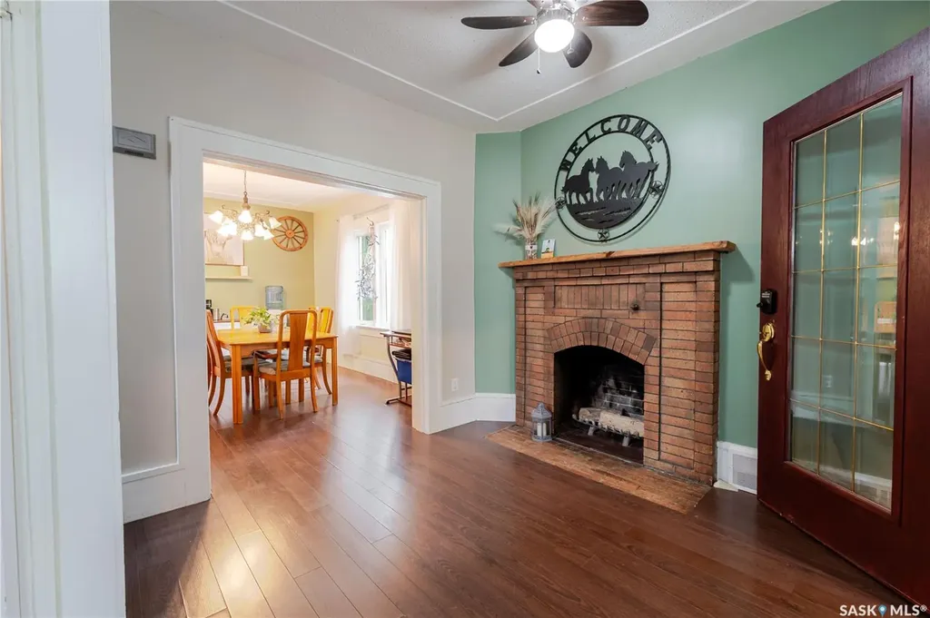 1041 2nd Avenue NW Moose Jaw SK S6H 3R3