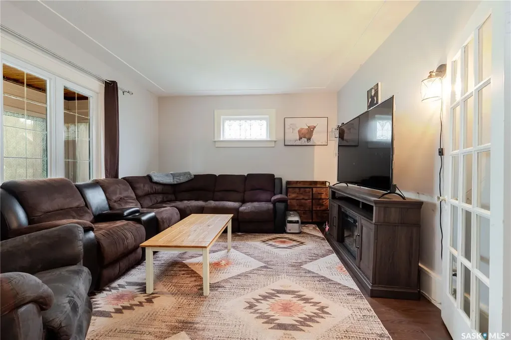 1041 2nd Avenue NW Moose Jaw SK S6H 3R3