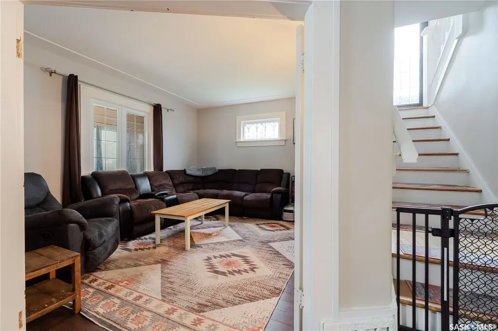 1041 2nd Avenue NW Moose Jaw SK S6H 3R3