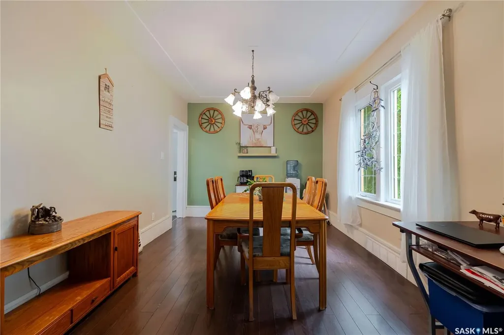 1041 2nd Avenue NW Moose Jaw SK S6H 3R3