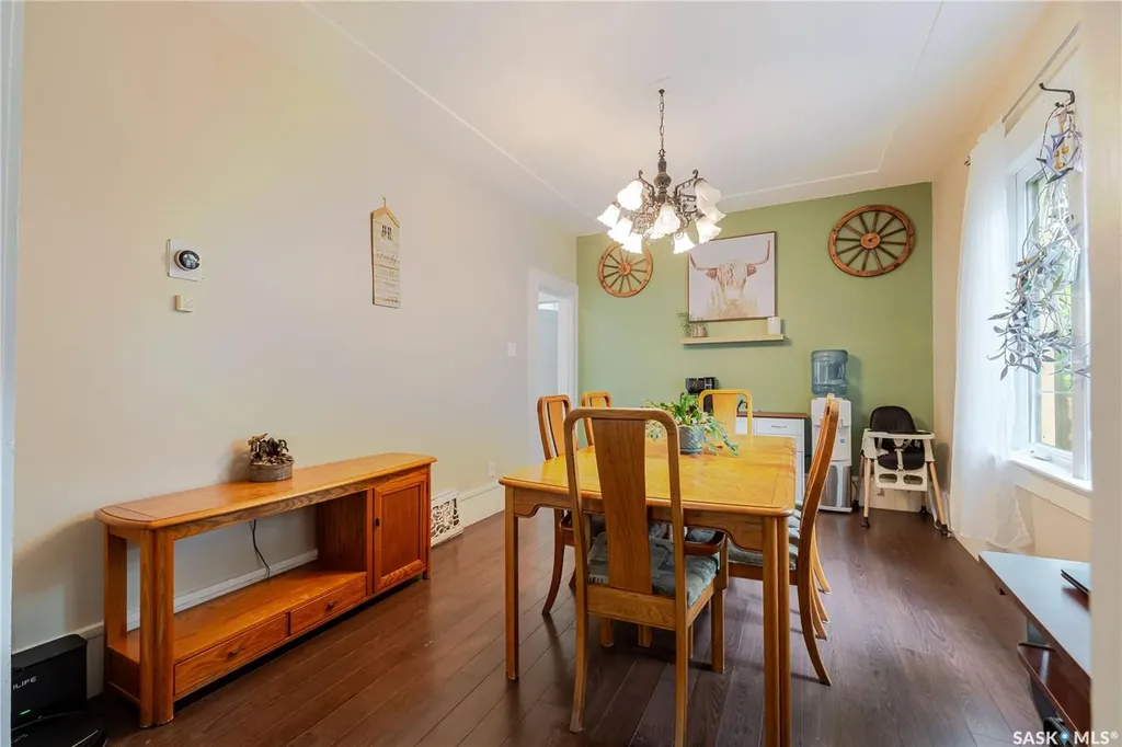 1041 2nd Avenue NW Moose Jaw SK S6H 3R3