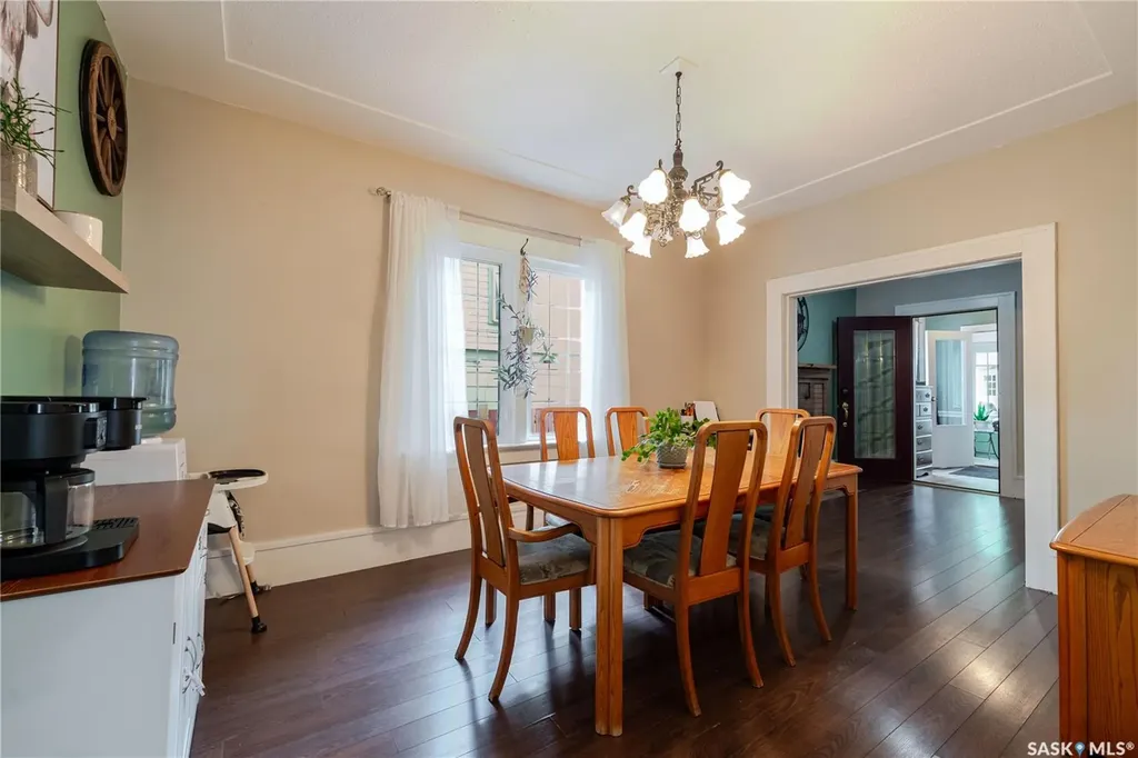 1041 2nd Avenue NW Moose Jaw SK S6H 3R3
