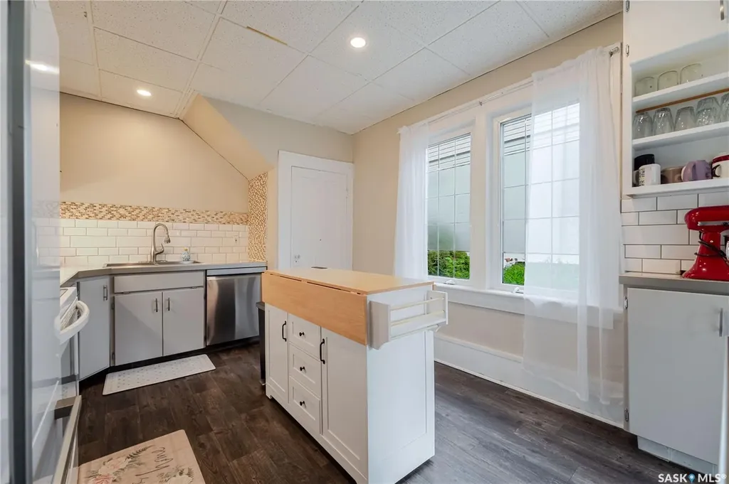 1041 2nd Avenue NW Moose Jaw SK S6H 3R3