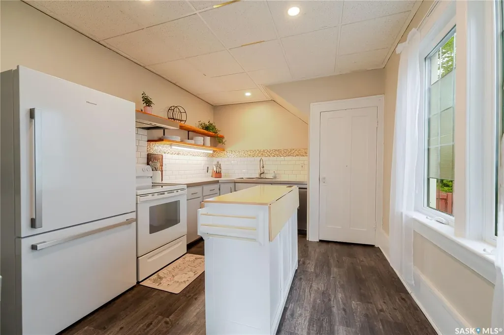 1041 2nd Avenue NW Moose Jaw SK S6H 3R3