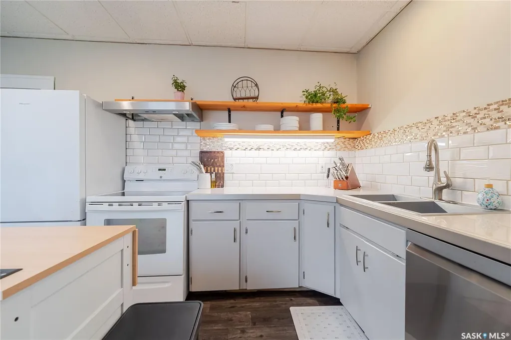 1041 2nd Avenue NW Moose Jaw SK S6H 3R3