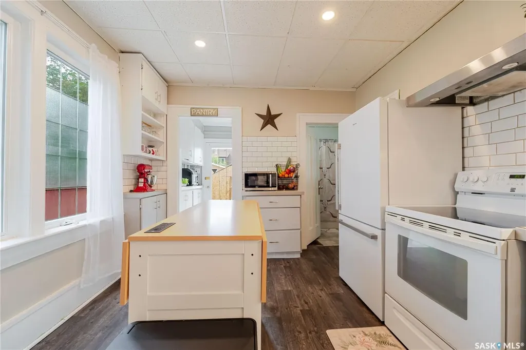 1041 2nd Avenue NW Moose Jaw SK S6H 3R3