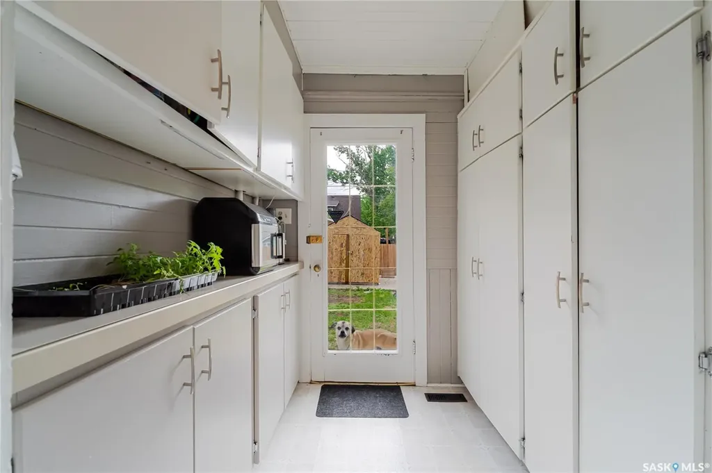 1041 2nd Avenue NW Moose Jaw SK S6H 3R3