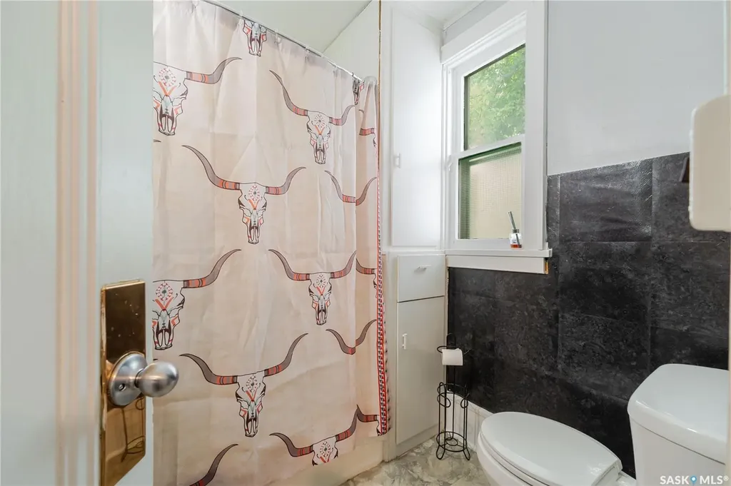 1041 2nd Avenue NW Moose Jaw SK S6H 3R3