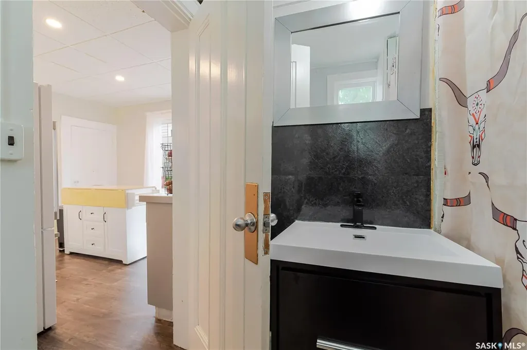 1041 2nd Avenue NW Moose Jaw SK S6H 3R3