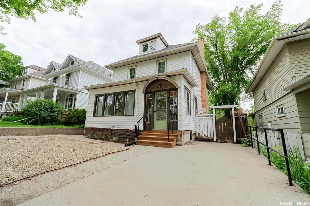 1041 2nd Avenue NW Moose Jaw SK S6H 3R3