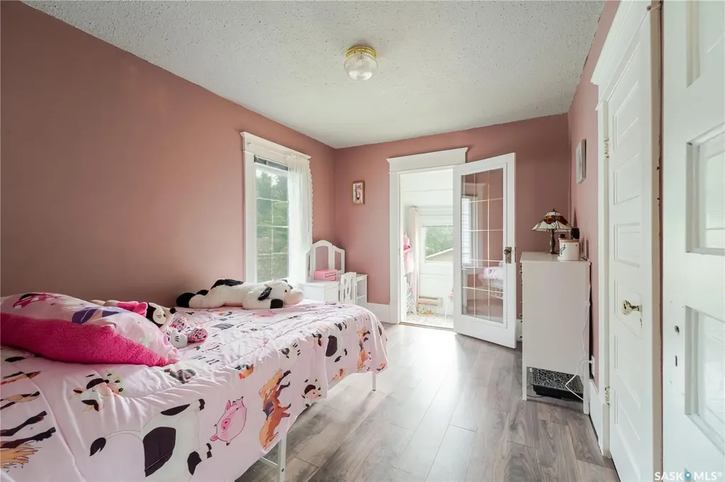 1041 2nd Avenue NW Moose Jaw SK S6H 3R3