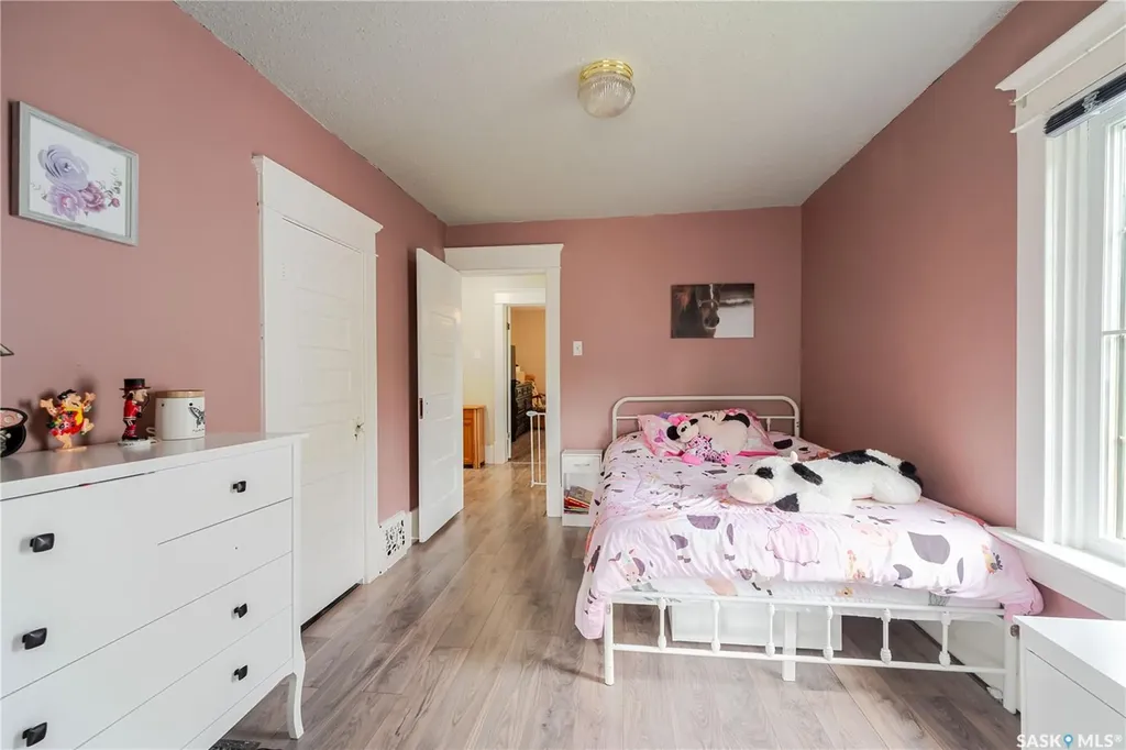 1041 2nd Avenue NW Moose Jaw SK S6H 3R3