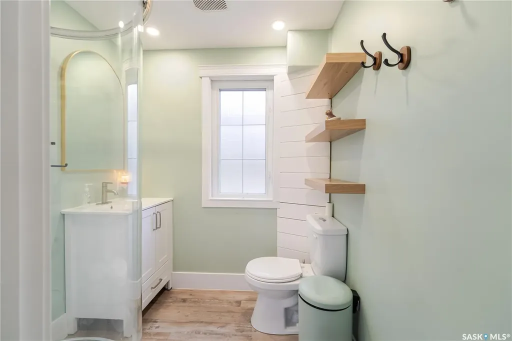 1041 2nd Avenue NW Moose Jaw SK S6H 3R3