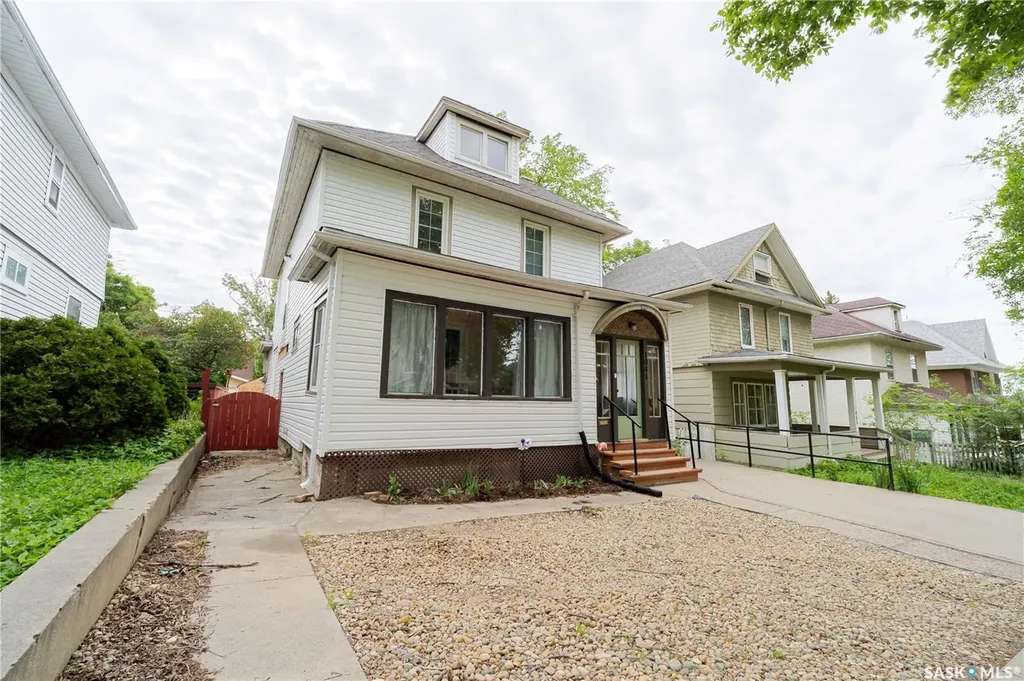 1041 2nd Avenue NW Moose Jaw SK S6H 3R3