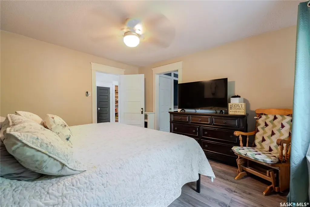 1041 2nd Avenue NW Moose Jaw SK S6H 3R3
