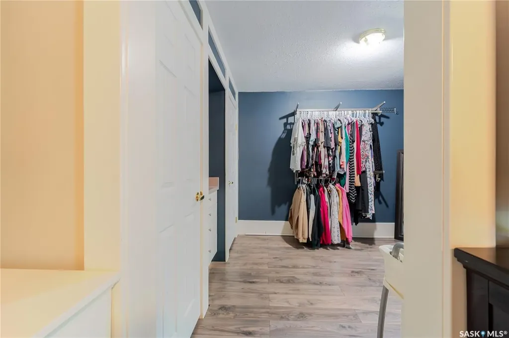 1041 2nd Avenue NW Moose Jaw SK S6H 3R3