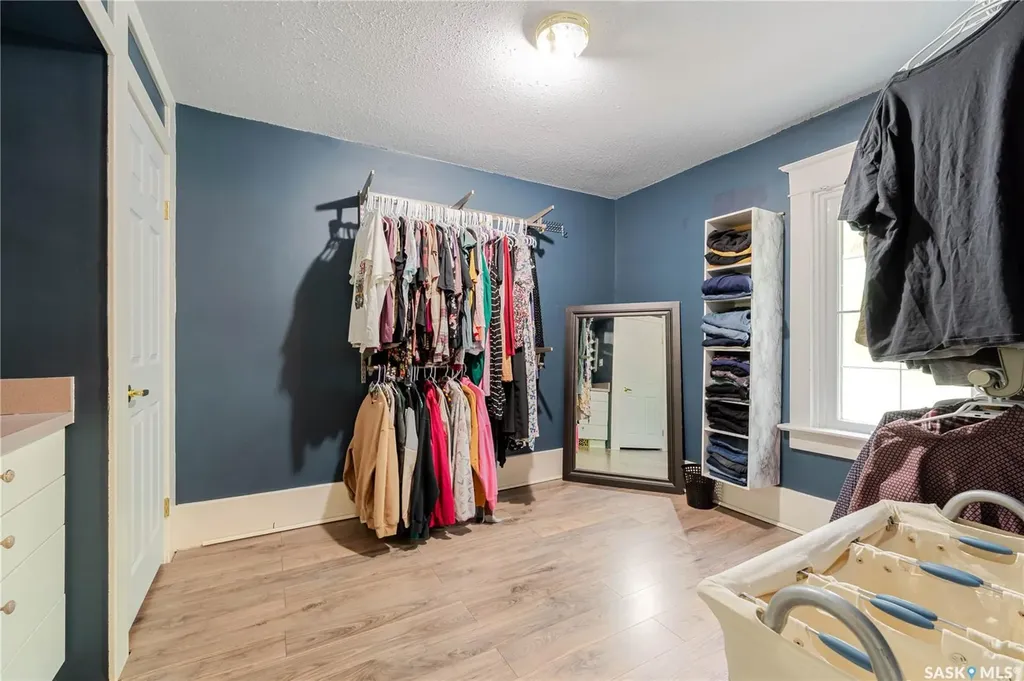 1041 2nd Avenue NW Moose Jaw SK S6H 3R3
