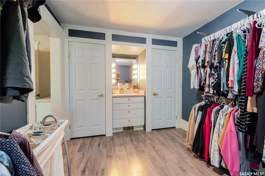 1041 2nd Avenue NW Moose Jaw SK S6H 3R3