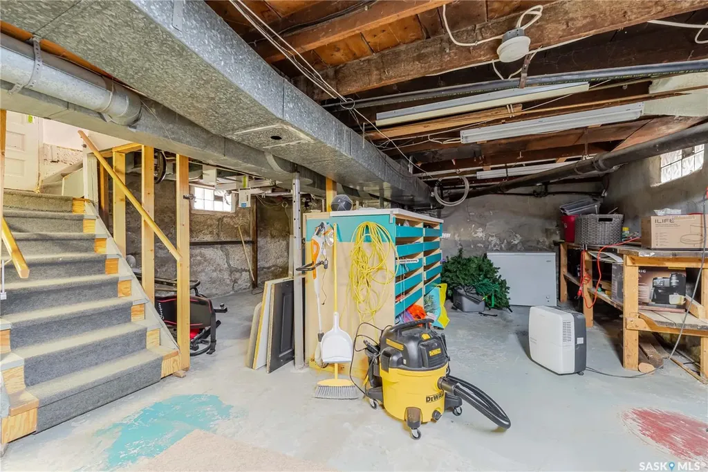 1041 2nd Avenue NW Moose Jaw SK S6H 3R3
