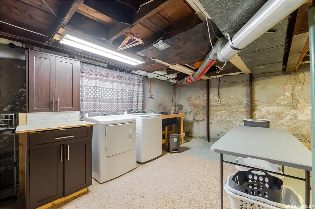 1041 2nd Avenue NW Moose Jaw SK S6H 3R3