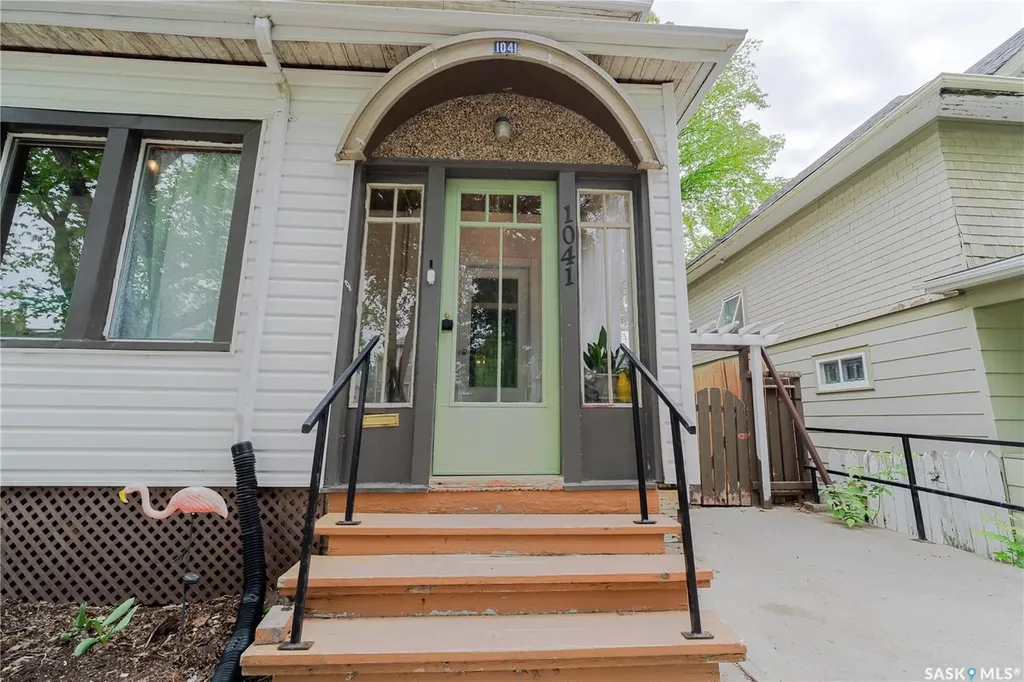 1041 2nd Avenue NW Moose Jaw SK S6H 3R3