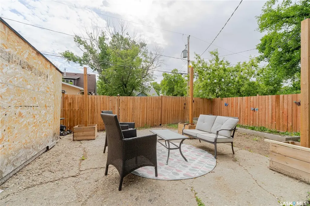 1041 2nd Avenue NW Moose Jaw SK S6H 3R3