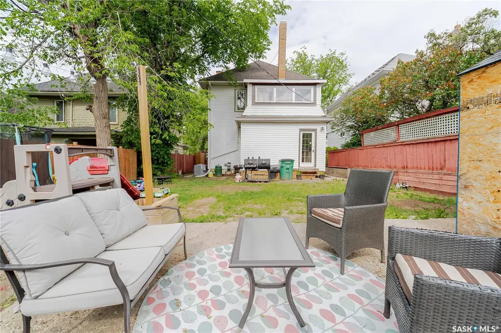 1041 2nd Avenue NW Moose Jaw SK S6H 3R3